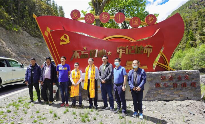 尊龙凯时人生就是搏集团党委书记、董事长任丁率队赴麻格同村推动对口助扶工作