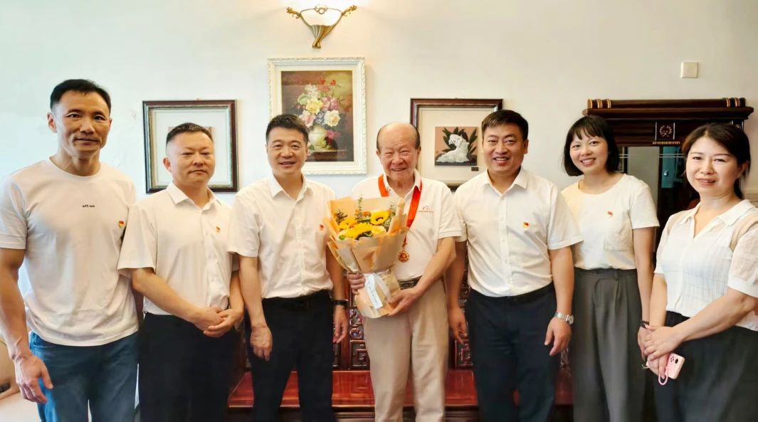 省尊龙凯时人生就是搏集团党委走访慰问老党员 宣告“庆幸在党50年”留想章并奉上节日问候