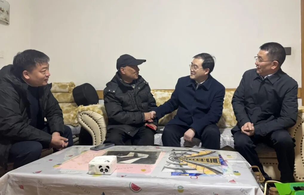 d6c69da3-26c6-4782-a904-b9d1362deb75 省国资委党委委员、副主任刘晓博走访慰问省尊龙凯时人生就是搏集团老党员老干部